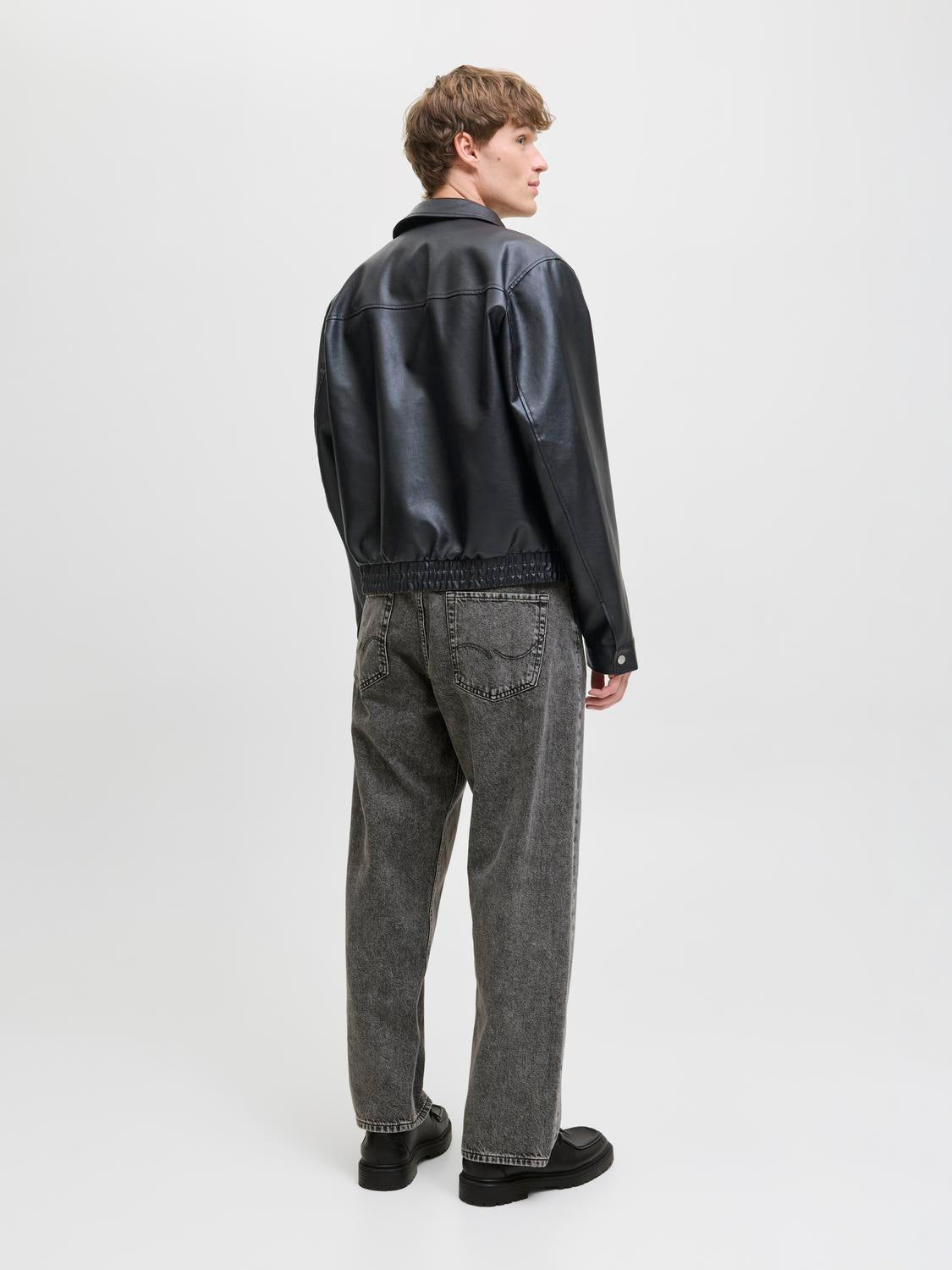 model_shot-back